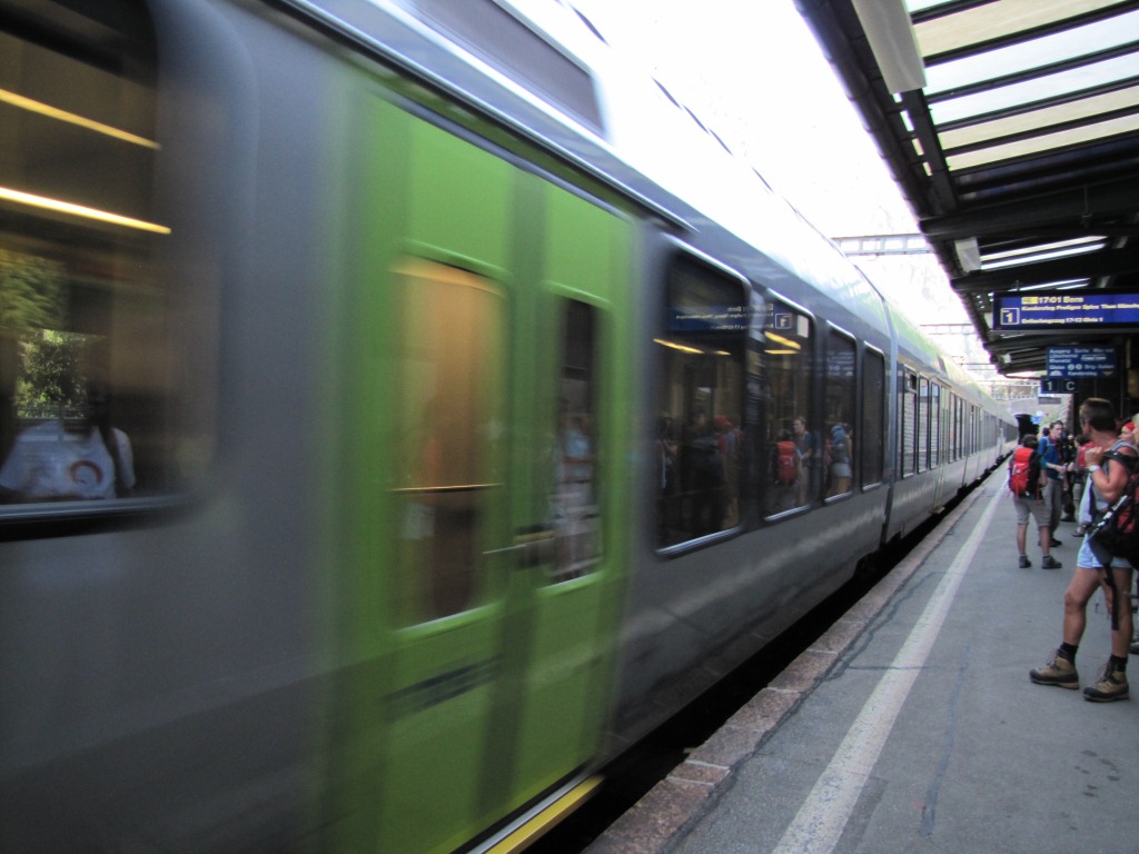 der Zug fährt ein. Er wird uns zurück nach Kandersteg bringen