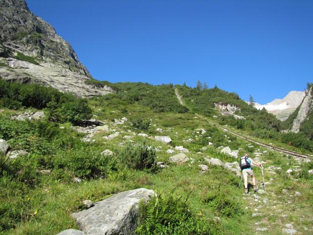 links neben einer alten Standseilbahn, führt der Wanderweg hinauf Richtung Ärlen