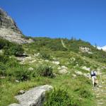 links neben einer alten Standseilbahn, führt der Wanderweg hinauf Richtung Ärlen