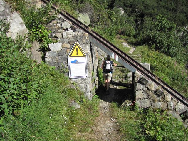 der Wanderweg führt kurz nach Punkt 1533 m.ü.M. unten dem Trassee der Standseilbahn