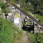 der Wanderweg führt kurz nach Punkt 1533 m.ü.M. unten dem Trassee der Standseilbahn