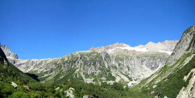 schönes Breitbildfoto auf Ärlen. Links der kleine Diamantstock. In der Mitte Golegghorn und Steinlauihorn