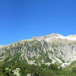 schönes Breitbildfoto auf Ärlen. Links der kleine Diamantstock. In der Mitte Golegghorn und Steinlauihorn