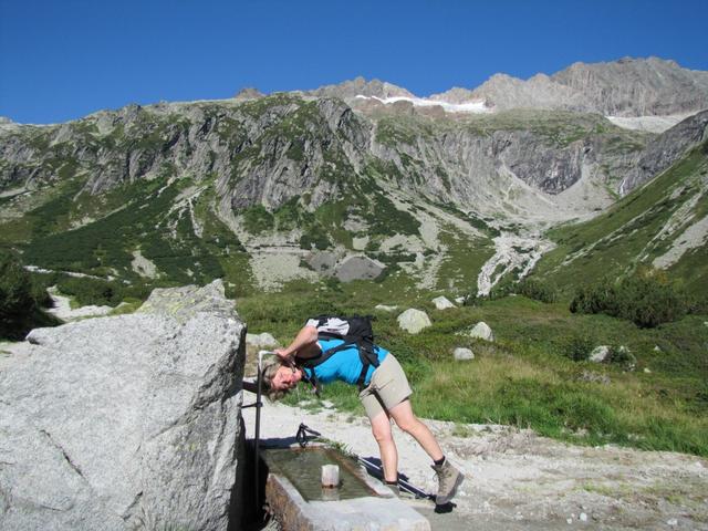 Heute ist es sehr heiss. Eine kleine Erfrischung beim Brunnen bei Punkt 1688 m.ü.M. kommt da gerade richtig