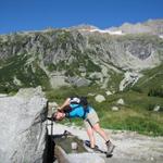 Heute ist es sehr heiss. Eine kleine Erfrischung beim Brunnen bei Punkt 1688 m.ü.M. kommt da gerade richtig