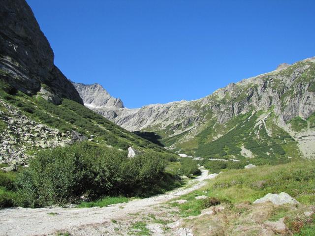 bei Punkt 1780 m.ü.M. biegt der Bergweg links in das kleine Seitental der Alp Ärlen