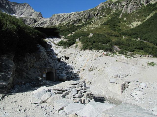 wir überqueren den Stollen der Grimselwerke. Praktisch das ganze Wasser wird abgeleitet