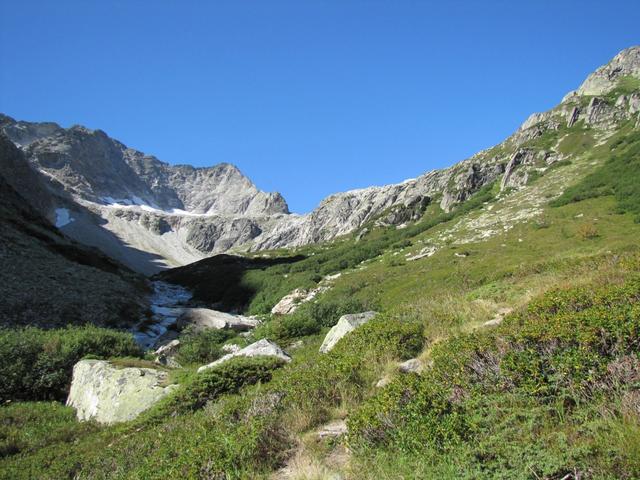 vor uns der Alplistock und der kleine Diamantstock. Der Bergweg führt vorne dann rechts hinauf