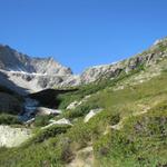 vor uns der Alplistock und der kleine Diamantstock. Der Bergweg führt vorne dann rechts hinauf