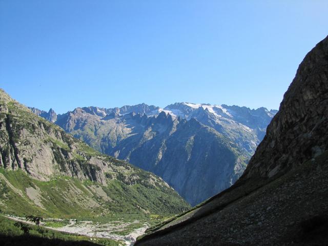 Blick hinab nach Ärlen. Am Horizont Diechterhorn und Tieralplistock