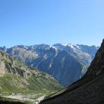 Blick hinab nach Ärlen. Am Horizont Diechterhorn und Tieralplistock