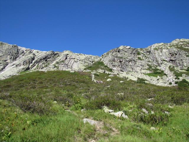 bei Egg 1976 m.ü.M. biegt der Bergweg rechts ab. Nun wird der Weg auch steiler