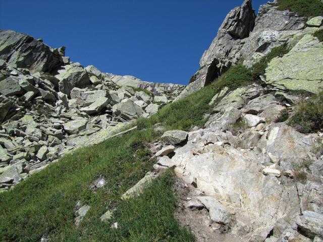 der Bergpfad führt hinauf zu einem kleinen Einschnitt