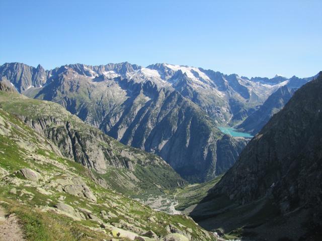 Blick auf Alp Ärlen, Gelmerstausee, Diechterhorn und Tieralplistock