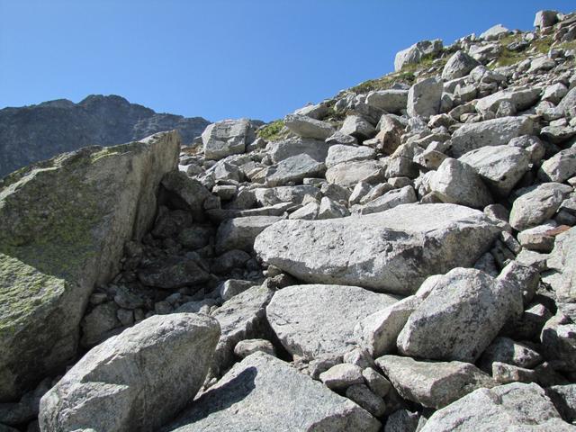 ab Punkt 2259 m.ü.M. führt der Weg nun nur noch über Blockschutt und Geröll