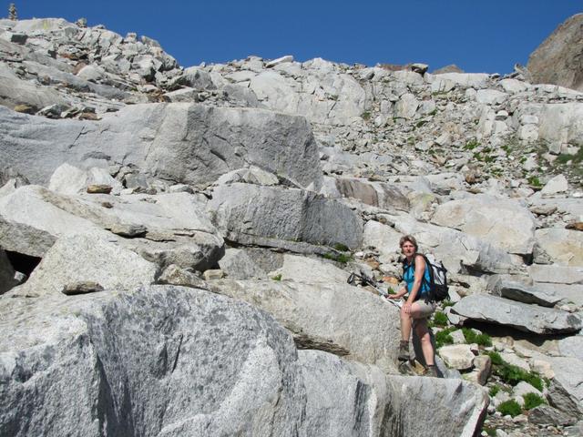 der Bergpfad führt neben riesige Felsbrocken. Mäusi wirkt da ganz klein