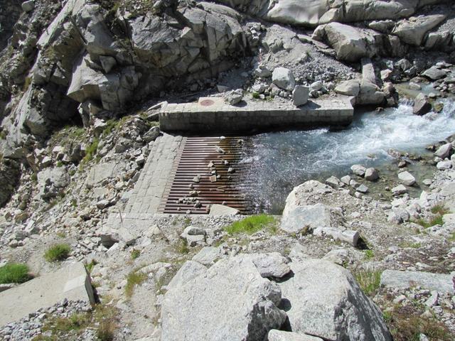 der Weg führt über diese grosse Wasserfassung. Kein Tropfen geht dem Bach runter