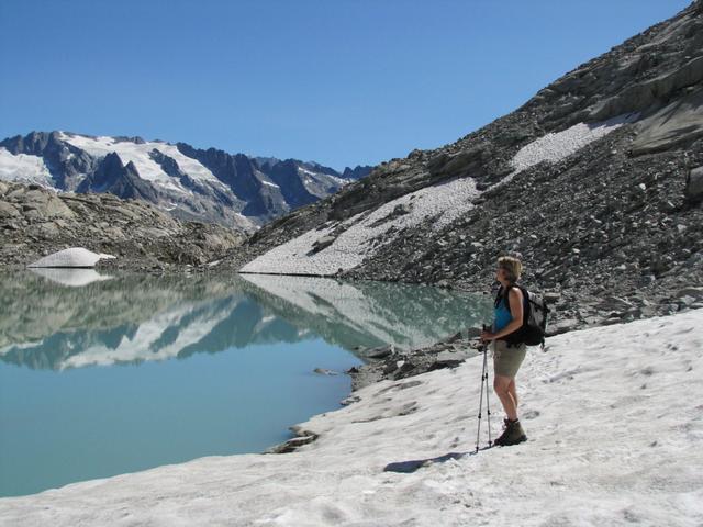 Mäusi bestaunt der sehr schöne Gruebensee 2334 m.ü.M.