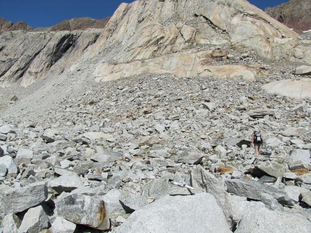 gefahrlos läuft man über den Gruebengletscher. er ist mit meterdickem Geröll bedeckt