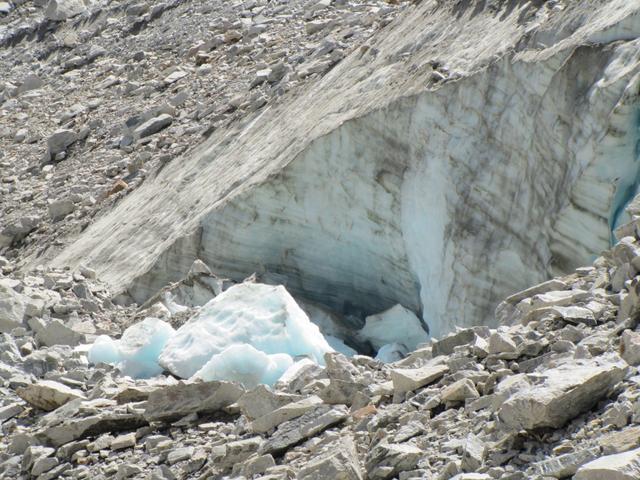 plötzlich machte es rummss und ein grosses Stück Eis fiel vom Gletscher neben uns runter