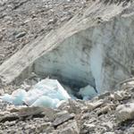 plötzlich machte es rummss und ein grosses Stück Eis fiel vom Gletscher neben uns runter