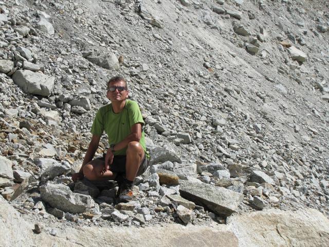 überall fallen Steine und Felsbrocken runter. Franco schaut sich die Gegend genauer an