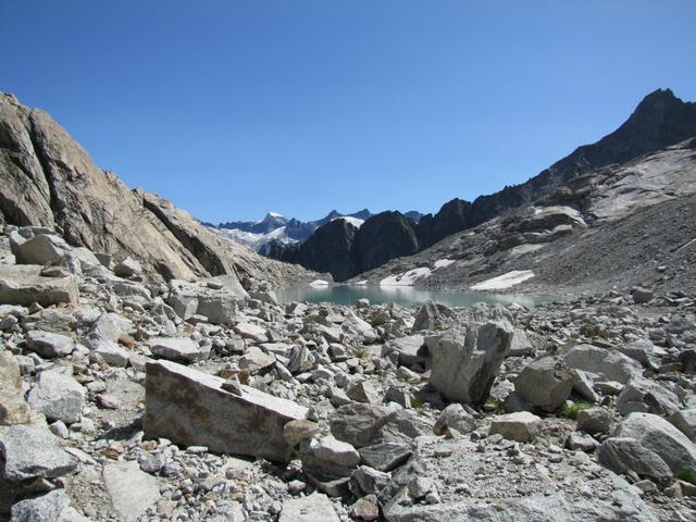 über Geröll und Schutt geht es über den Gruebengletscher