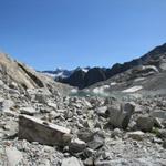 über Geröll und Schutt geht es über den Gruebengletscher