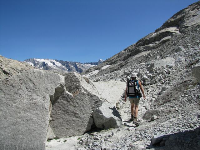 wir machen uns auf dem Heimweg. Der Weg führt wieder neben riesigen Granitblöcken