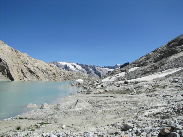 am Seeufer entlang verlassen wir diesen schönen Gletschersee