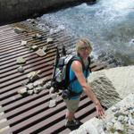 Mäusi bei der Wasserfassung. Mit grossem Getösse fällt es in den Schlund