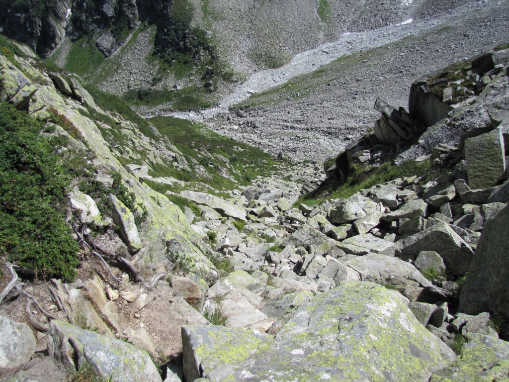 beim kleinen Einschnitt oberhalb Punkt 1976 m.ü.M.