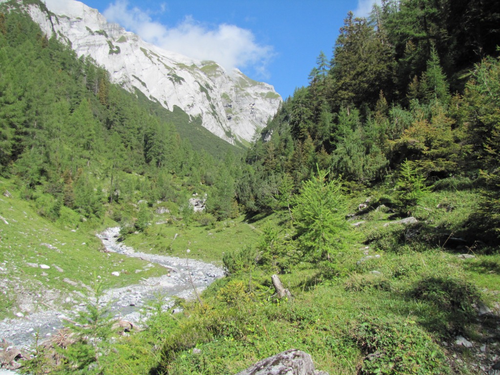 der Wanderweg führt einem nun alles dem Lawoibach entlang weiter aufwärts