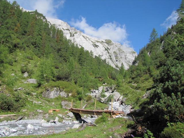 über eine kleine Holzbrücke überqueren wir den Lawoibach