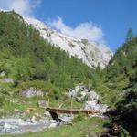 über eine kleine Holzbrücke überqueren wir den Lawoibach