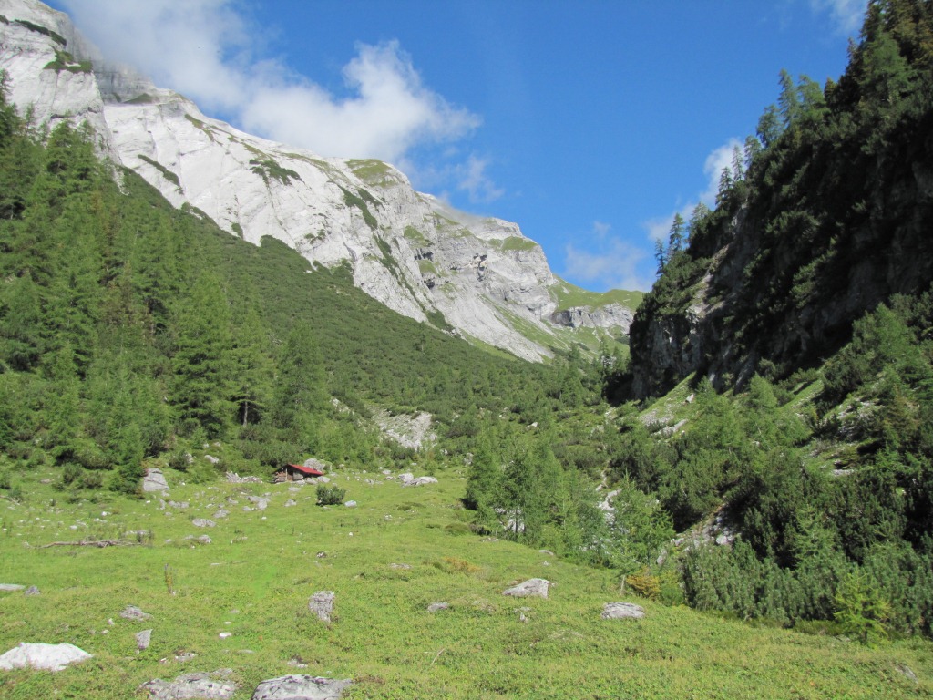 kurz nach dem überqueren des Lawoibaches stehen wir vor der Alphütte auf Hinter Säss 1667 m.ü.M.