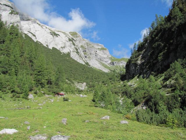 kurz nach dem überqueren des Lawoibaches stehen wir vor der Alphütte auf Hinter Säss 1667 m.ü.M.