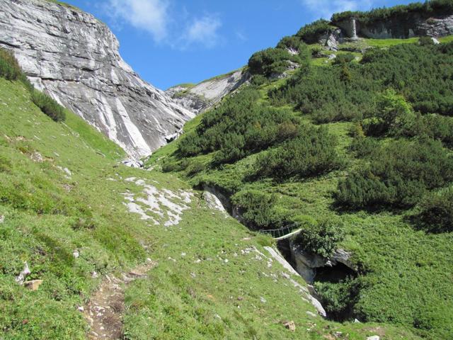 bei Punkt 1920 m.ü.M. überquert man über eine Eisenbrücke die kleine Schlucht vom Lawoibach