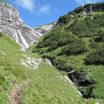 bei Punkt 1920 m.ü.M. überquert man über eine Eisenbrücke die kleine Schlucht vom Lawoibach