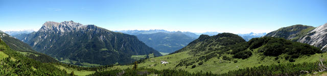 schönes Breitbildfoto mit Blick zum Calanda