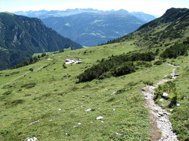 wir haben die Ringelspitzhütte verlassen und wandern nun abwärts Richtung Kunkelspass