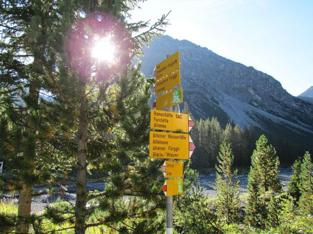 Wegweiser bei der grossen Hängebrücke