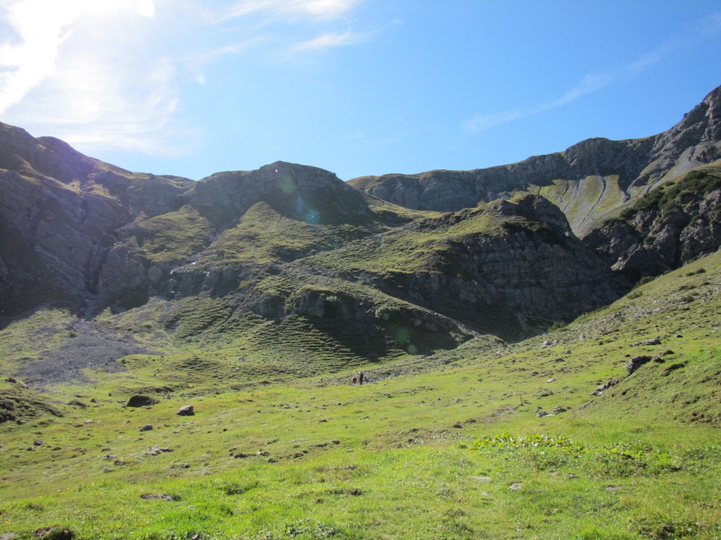 gut ersichtlich der weitere Wegverlauf. Ein breiter Wanderweg führt hinauf zum Alteiner Fürggli