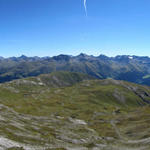 schönes Breitbildfoto. Der Blick reicht bis ins Engadin