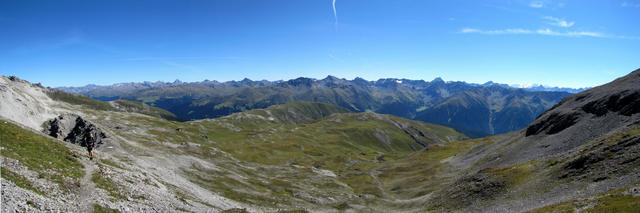 schönes Breitbildfoto. Der Blick reicht bis ins Engadin