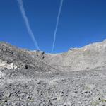 der Bergweg verläuft zu Beginn unterhalb des Gratrückens