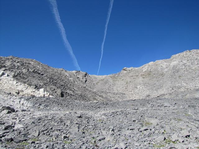 der Bergweg verläuft zu Beginn unterhalb des Gratrückens