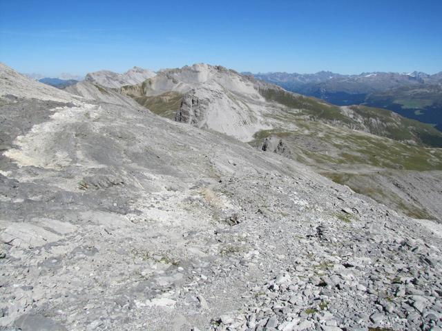 auf dem breiten Grat geht es wieder abwärts