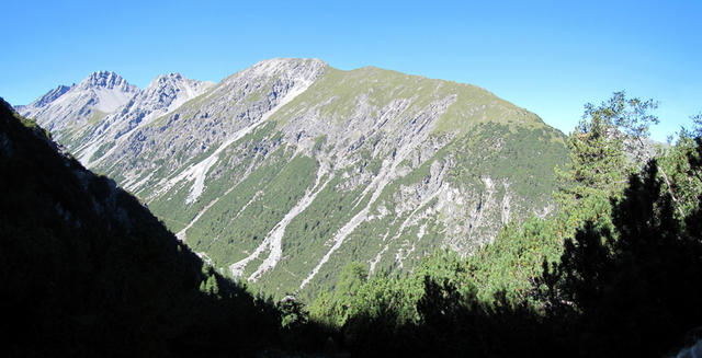 Breitbildfoto vom Welschtobel. Gut ersichtlich der Weg der zur Ramozhütte führt