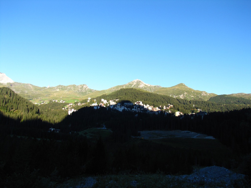 die ersten Sonnenstrahlen erreichen Arosa